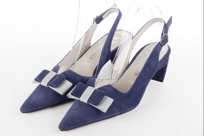 Prussian blue and pure white women's open back shoes, with a knot. Pointed toe. Medium comma heels. Front view - Florence KOOIJMAN